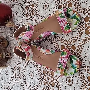 Womens gentle soul sandals, size 9